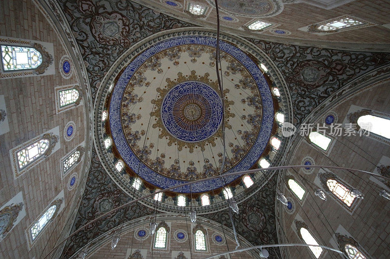 来自Edirne Yildirim Beyazit清真寺内部的建筑部分，圆顶，天花板装饰，墙壁，窗户